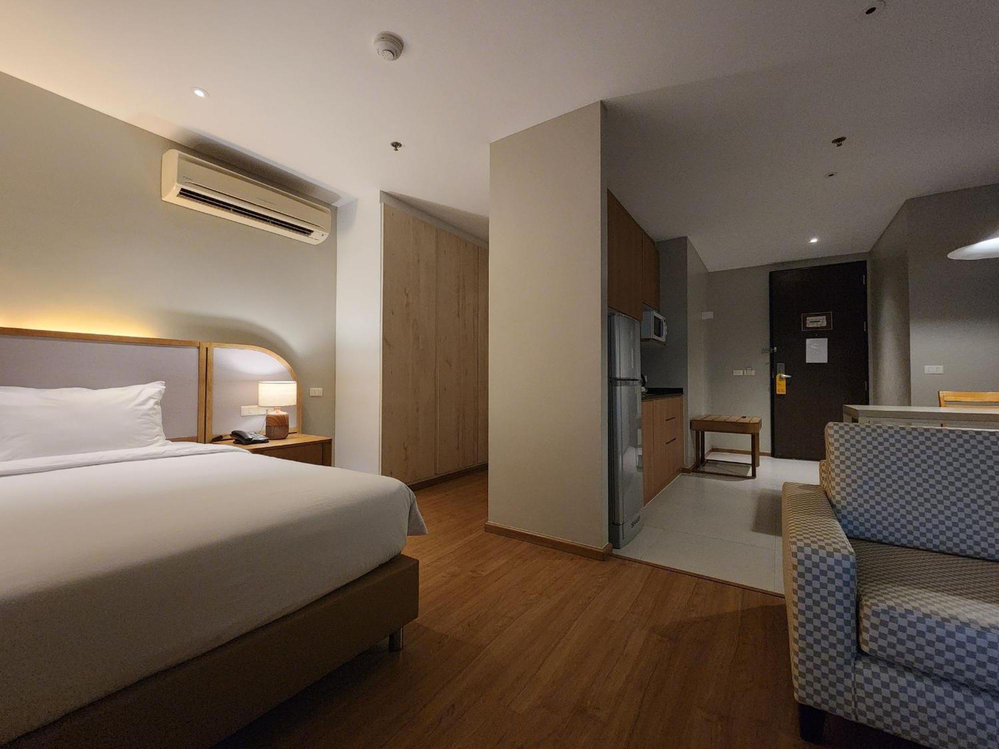 Brighton Hotel Bangkok Buitenkant foto