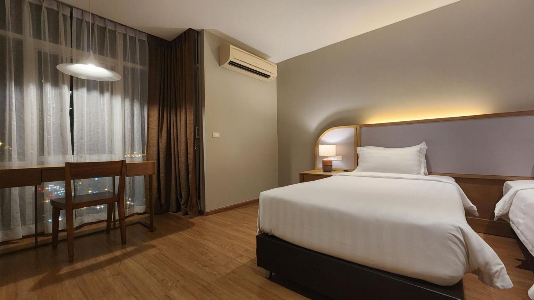Brighton Hotel Bangkok Buitenkant foto
