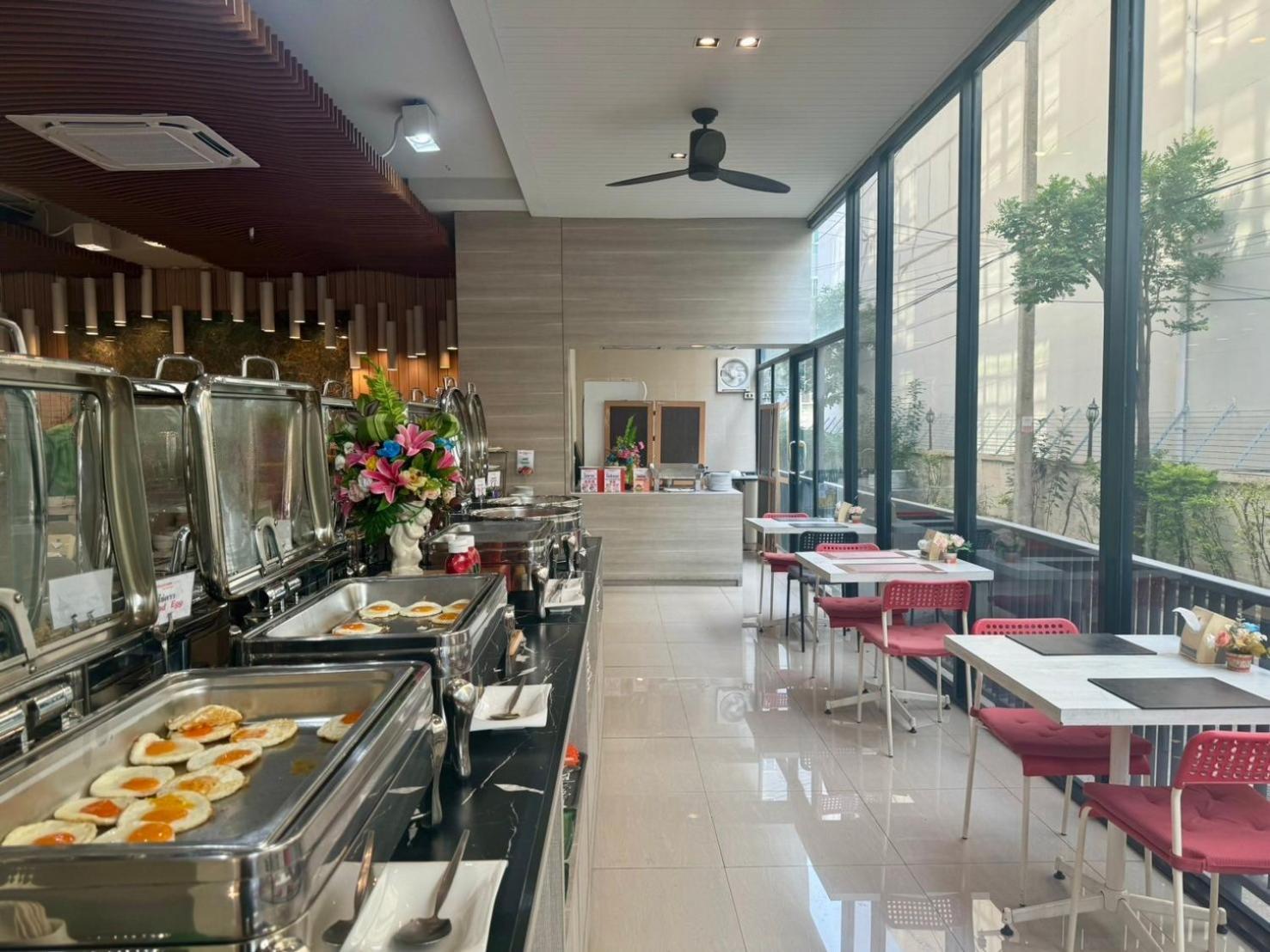 Brighton Hotel Bangkok Buitenkant foto