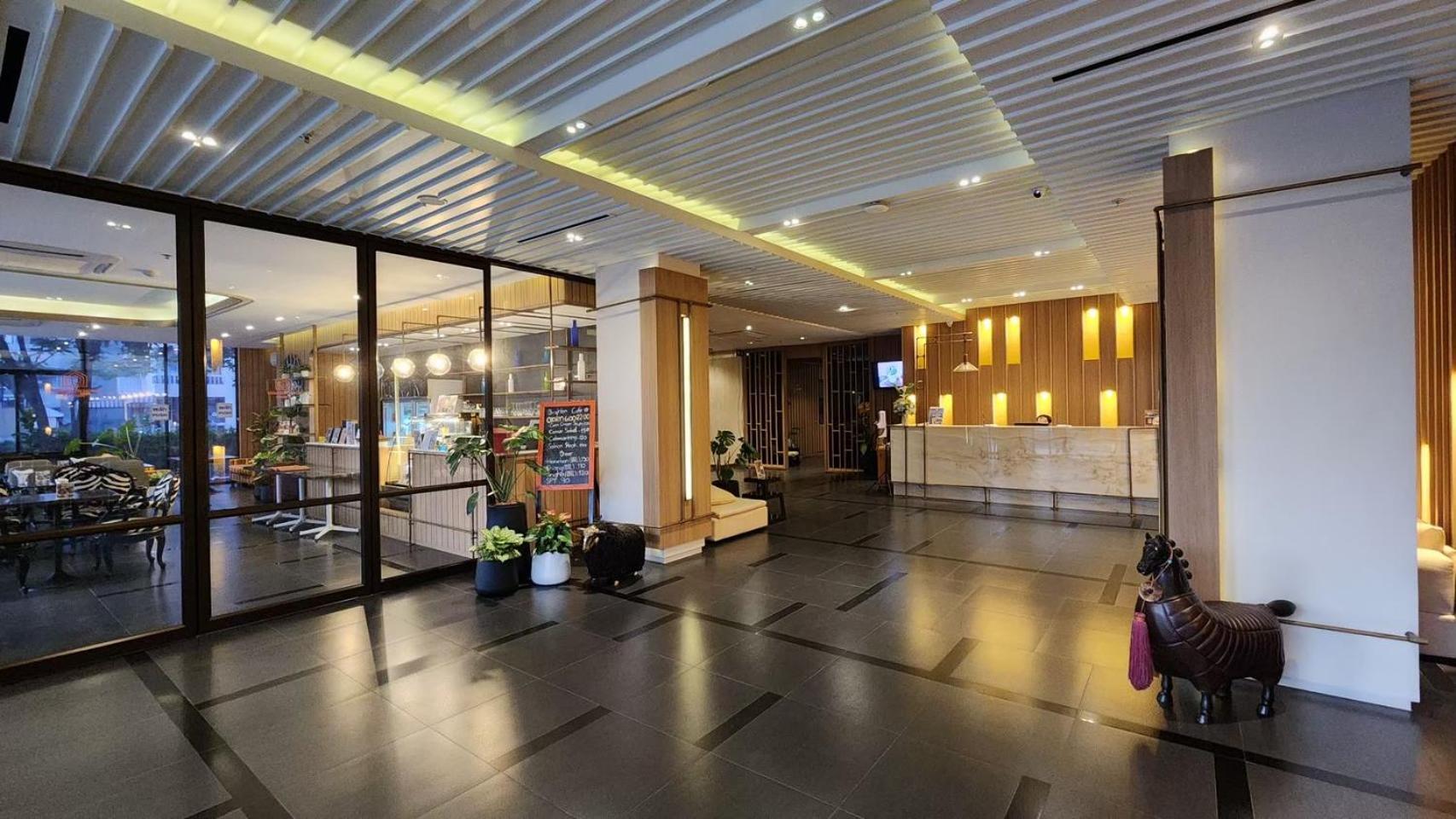 Brighton Hotel Bangkok Buitenkant foto